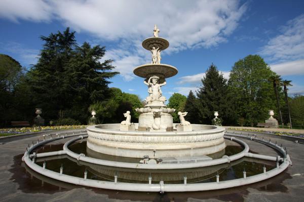 Picture of Campo del Moro (Spain): Fuente de las Conchas, Fountain of the Shells, is the focal point of Campo del Moro