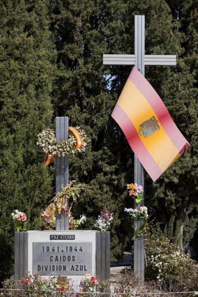 Foto van Spanish flag at the tomb of the Blue Division, soldiers of Franco who fought the Russians for HitlerMadrid - Spanje