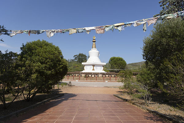 Chorten surrounded by prayer wheels and prayer flags | Sakya Tashi Ling klooster | Spanje