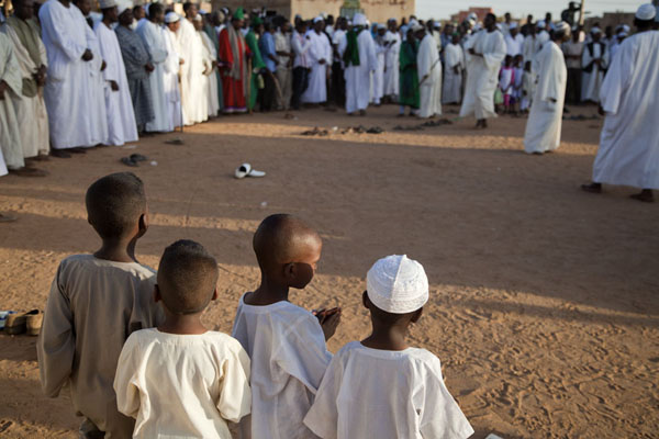 Kids looking at the dervishes at Hamed El Nil | Hamed El Nil dervisci | Sudan