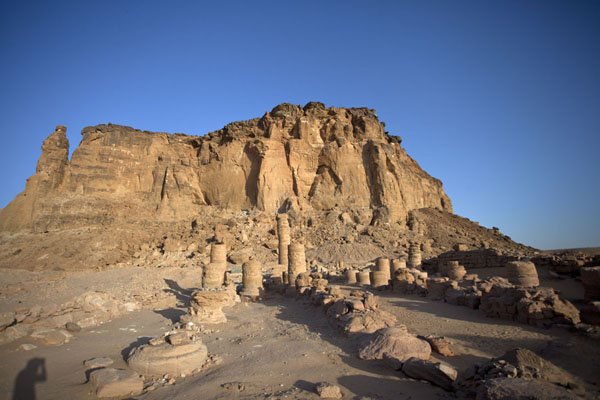 Foto di View of Jebel Barkal with the Temple of Amun in the foregroundKarima - Sudan