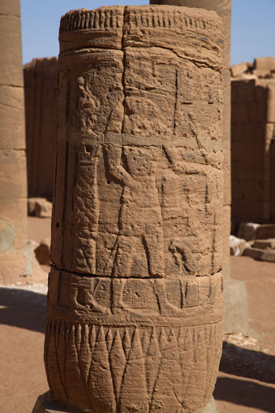 Picture of Musawarat es Sufra (Sudan): Figures carved out on top of lotus flowers on the base of a column in Temple 100