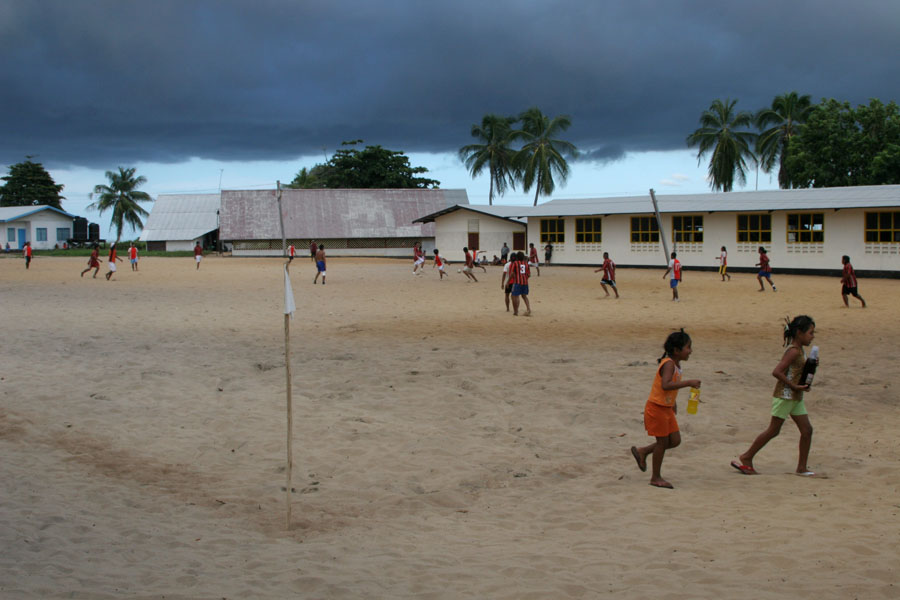 Photo de le Surinam (Football in the middle of Galibi just before heavy rain)