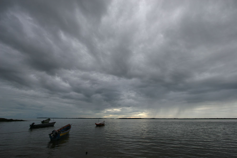 Photo de Fisherboats in the Marowijne river in the morningGalibi - le Surinam
