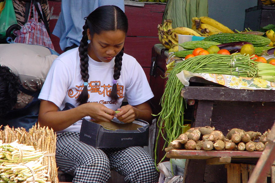 Foto van Tending to business at Paramaribo market - Suriname - Amerika