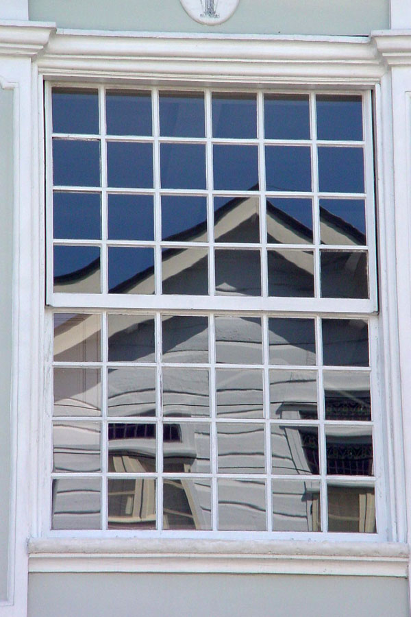 Foto van Wooden house in window, Paramaribo - Suriname - Amerika