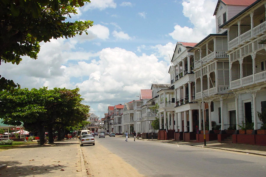 Foto van Waterfront street with typical housesParamaribo - Suriname