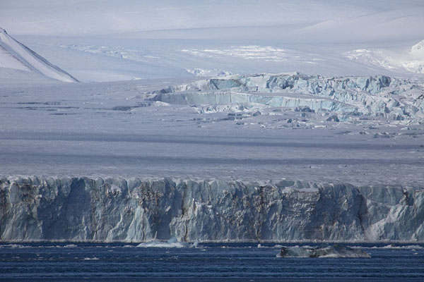Blue and white wall of ice: the front of Negribreen glacier | Glaciar de Negribreen | 