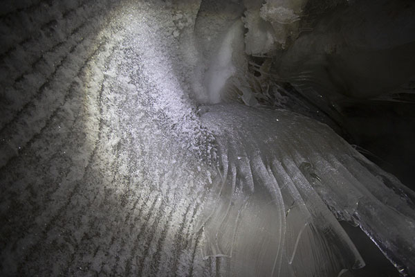 Close-up of ice formations in the ice tunnel | Passeggiata a Sarkofagen e la grotta di ghiaccio | 