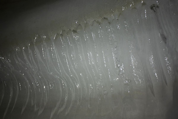 Foto van Close-up of ice formation inside the ice tunnelSarkofagen en ijsgrot hike - 