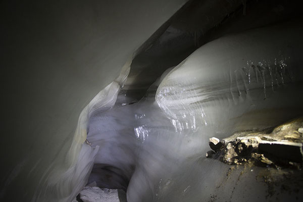The icy walls of a tunnel inside the glacier | Passeggiata a Sarkofagen e la grotta di ghiaccio | 