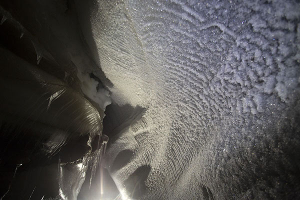 Inside the ice cave | Passeggiata a Sarkofagen e la grotta di ghiaccio | 