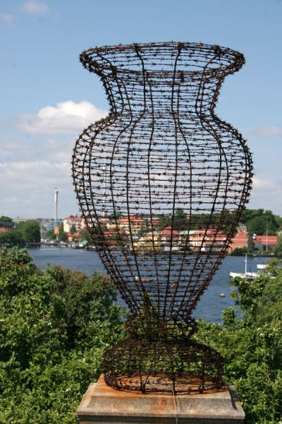 Foto van Djurgården: jar of barbed wire at Waldemarsudde - Zweden - Europa