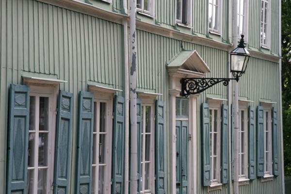 Foto van Typical Swedish wooden house on DjurgårdenDjurgården - Zweden