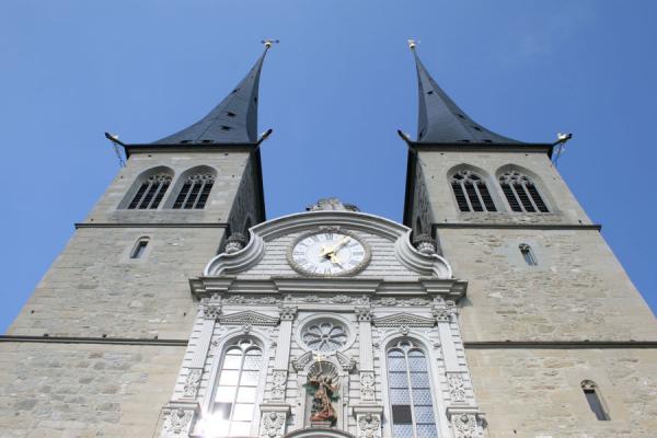 Foto van Hofkirche or Hofchurch seen from belowLuzern - Zwitserland