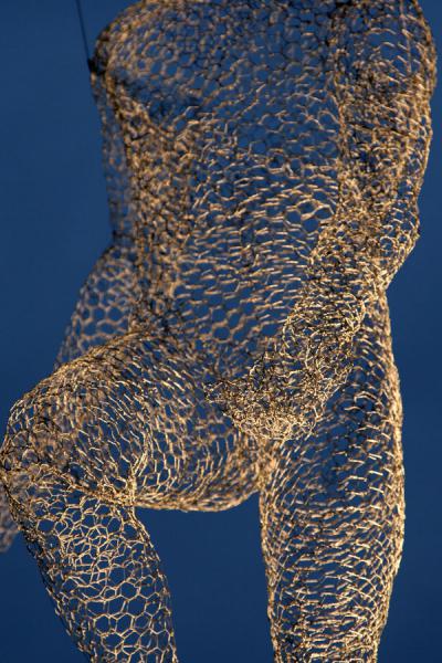 Foto de Close-up of iron sculpture or travellerGinebra - Suiza