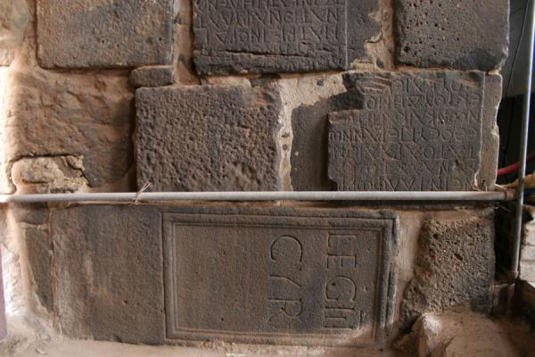 Foto de Slabs of stone with Greek and Roman inscriptions as building blocks for Omar mosqueBosra - Siria