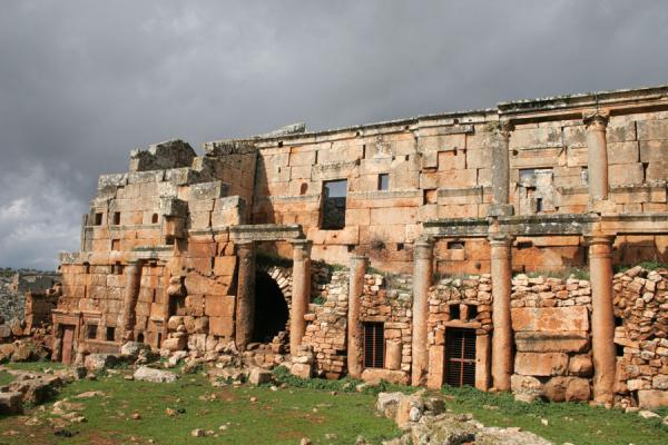 Foto di Byzantine building with columns standing strong in SerjillaSerjilla - Siria