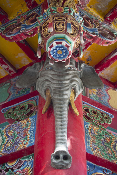 Picture of Dalongdong Baoan temple (Taiwan): Elephant amidst richly decorated corner of an open building in the garden of Baoan temple