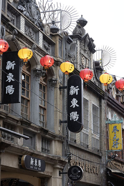 Lanterns and signboards over Dihua Street | Calle Dihua | Taiwán