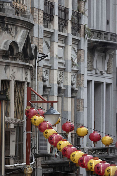 Foto de Building with lanterns on Dihua StreetTaipei - Taiwán