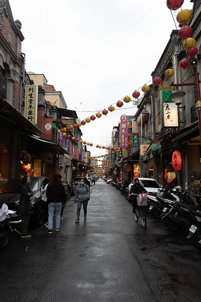 Foto van Looking down Dihua Street with lanterns criss-crossing over the streetTaipei - Taiwan