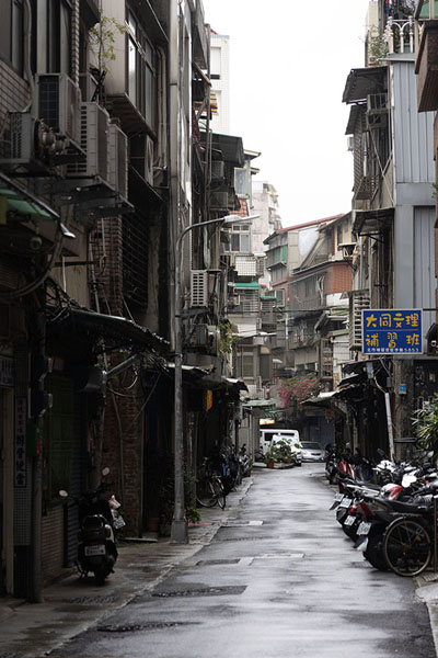 Foto van One of the many side alleys of Dihua StreetTaipei - Taiwan