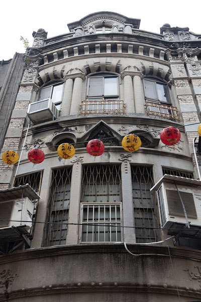 Looking up one of the many monumental buildings of Dihua Street | Calle Dihua | Taiwán
