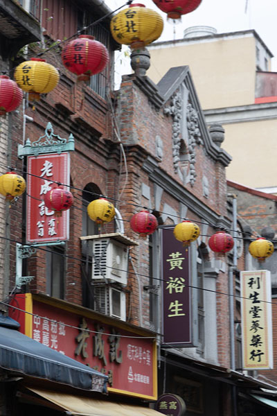 Yellow and red lanterns hanging over Dihua Street | Calle Dihua | Taiwán