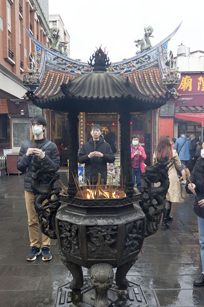 Foto de Incense burner outside Xiahai Chenghuang Temple in Dihua StreetTaipei - Taiwán