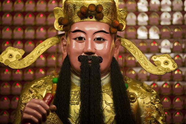 Foto de Close-up of statue of bearded man in the temple of GuanduTemplo Guandu - Taiwán