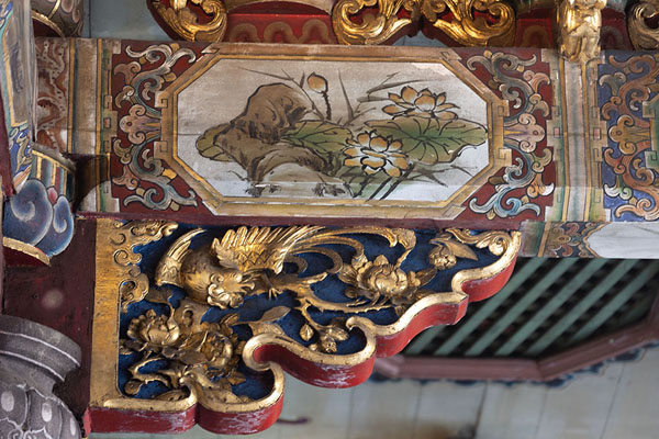 Photo de Close-up of a wooden beam with colourful decorations in the roof of the Longshan TempleTaipei - Taiwan