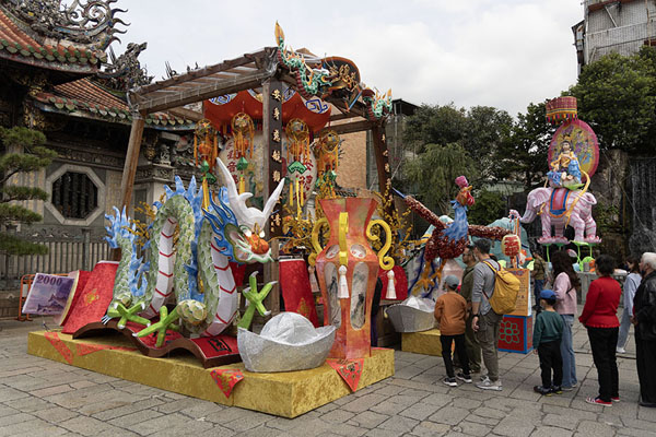 Foto di Colourful decorations with dragon in front of the entrance of Longshan TempleTaipei - Taiwan