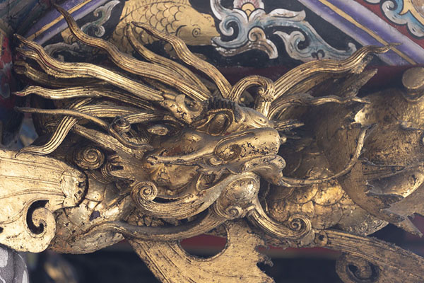 Close-up of sculpted golden dragon at the temple of Longshan | Templo de Longshan | Taiwán
