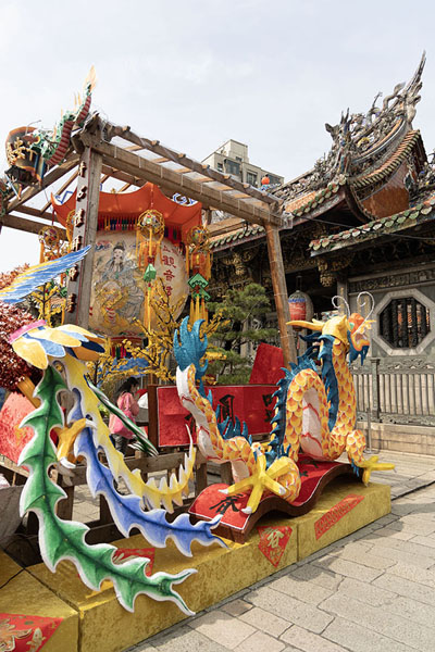 Colourful dragon outside Longshan Temple | Temple de Longshan | Taiwan