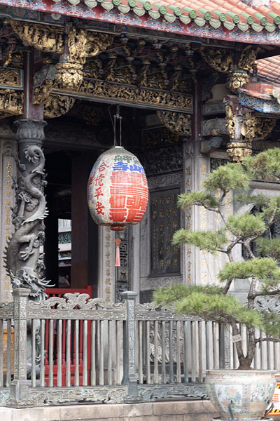 Lantern hanging down at the Longshan Temple | Temple de Longshan | Taiwan