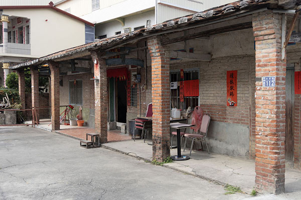 Foto van Traditional house with columns on Yong'an Street in Meinong - Taiwan - Azië