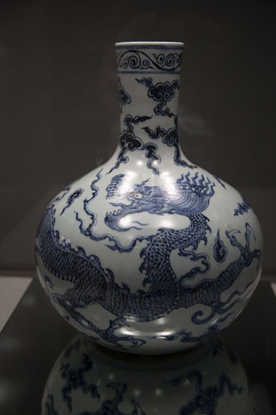 Foto van Ming vase with painted dragonTaipei - Taiwan
