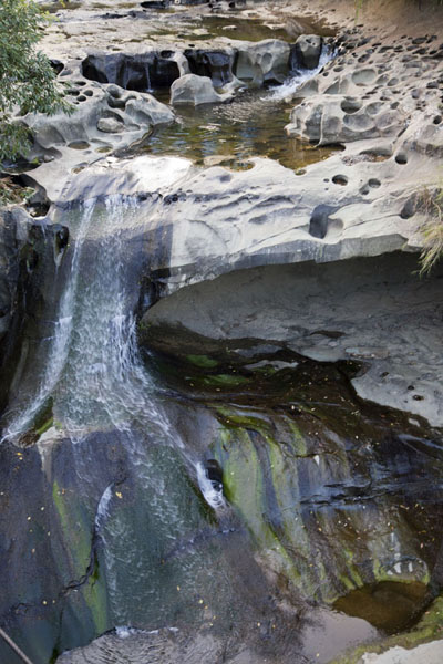 Photo de A trickle of water flowing through the Eyeglasses waterfall near Shifen stationSandiaoling - Taiwan