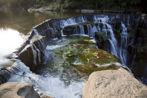 Foto van Water rushing down the rocks at Hegu falls on the Sandiaoling waterfall trail - Taiwan - Azië
