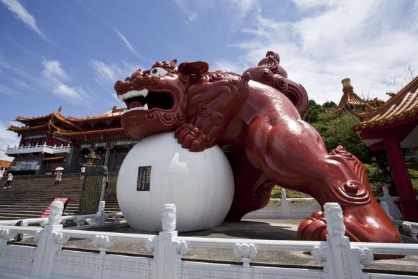 Picture of Red lions guarding Wen Wu Temple