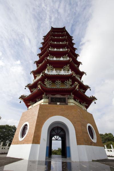 Photo de Looking up Ci Hen Pagoda, built by Chiang Kai-shek for his mother - Taiwan - Asie