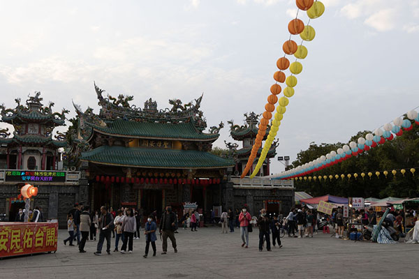 Foto de Lanterns hanging above the small square in front of Anping Kaitai Tianhou Temple - Taiwán - Asia