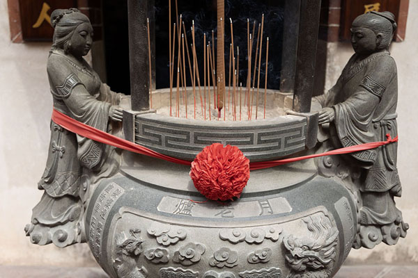 Foto di Female sculptures at opposite sides of an incense burner at the God of War temple - Taiwan - Asia