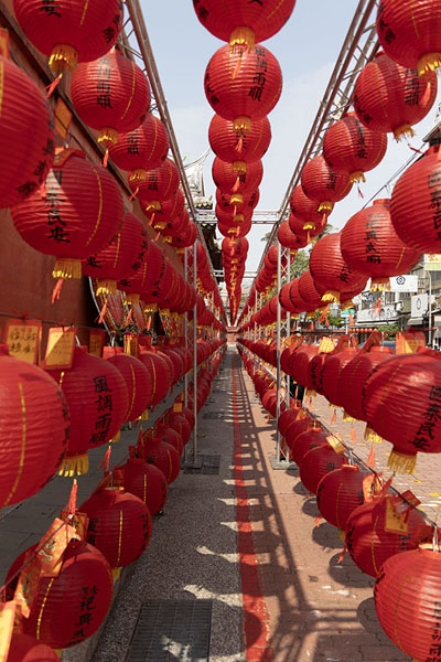 Lines of red lanterns hanging outside the God of War temple | Tainan | Taiwán