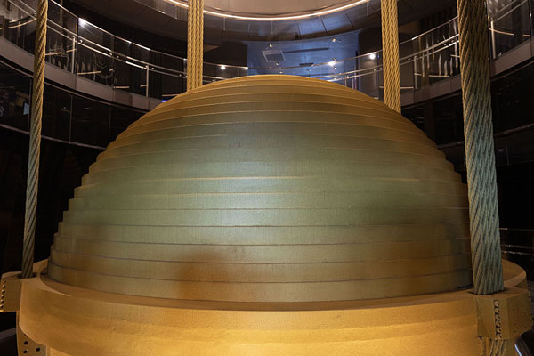 Foto de The Tuned Mass Damper, visible for all those who make it to the top floors, is designed to stabilize Taipei 101 - Taiwán - Asia