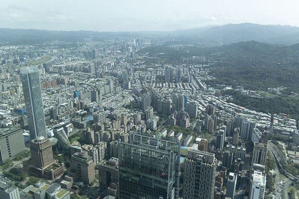 Photo de Cityscape and mountains surrounding Taipei seen from the 89th floor of Taipei 101 - Taiwan - Asie