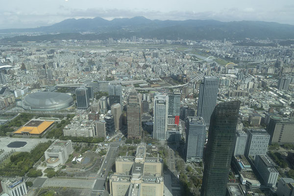 Photo de View over Taipei with mountains in the background from the 89th floor of Taipei 101Taipei - Taiwan