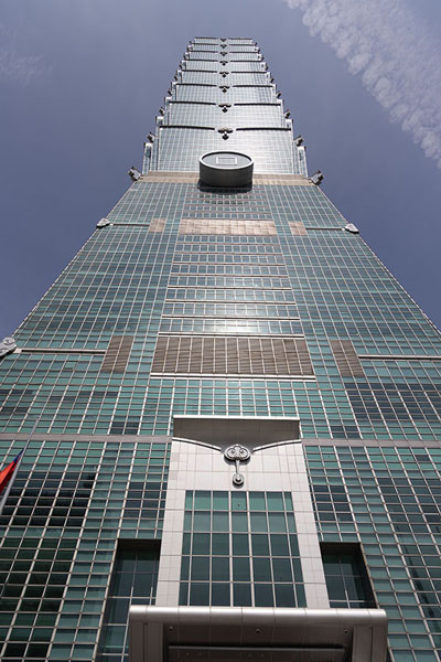 Foto van View of Taipei 101 from the ground floor - Taiwan - Azië