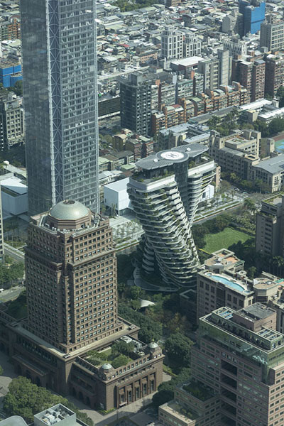 Foto van Looking down on lower buildings from the 89th floor of Taipei 101 - Taiwan - Azië